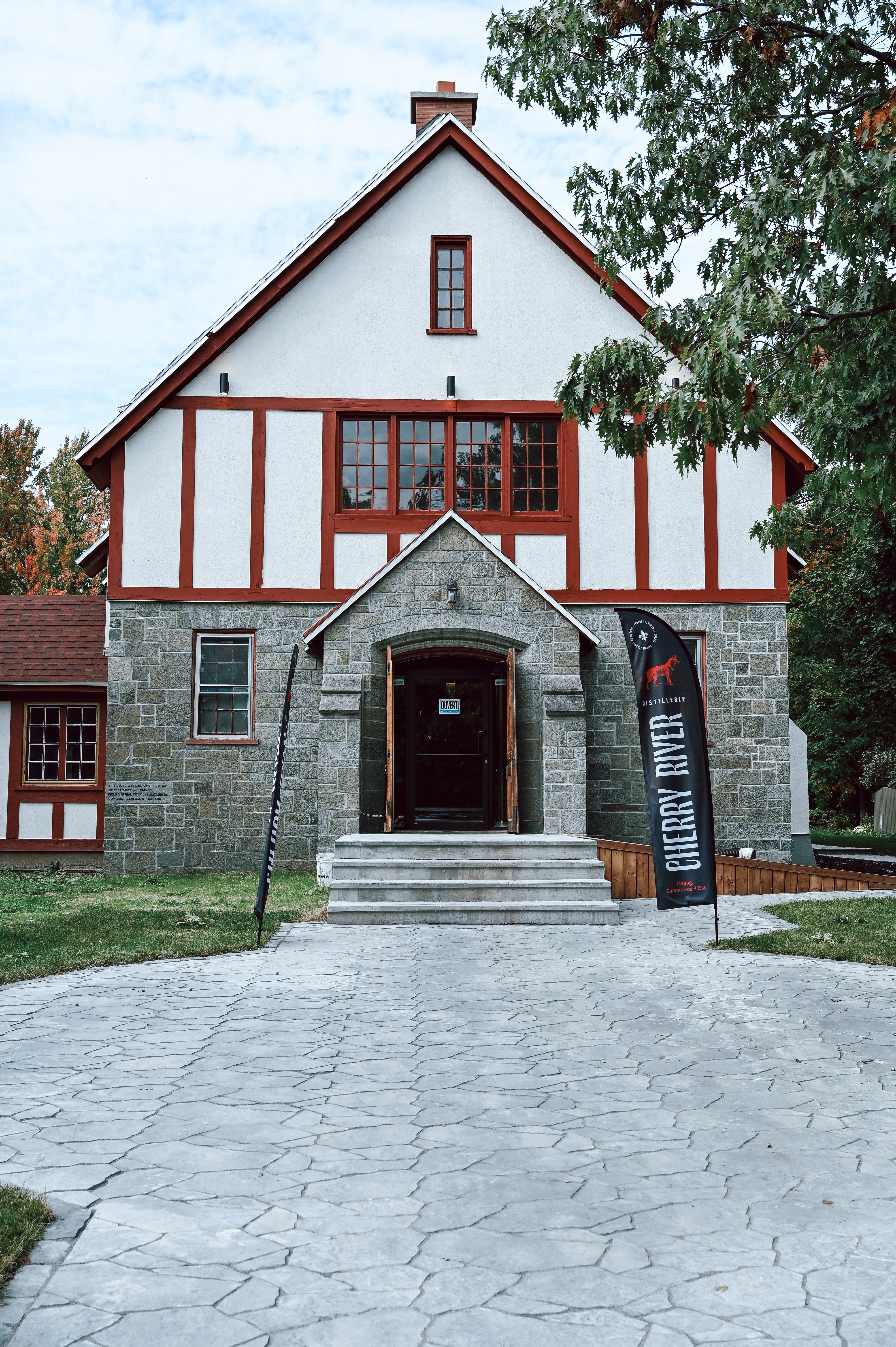 Façade du Memorial Hall — distillerie boutique Cherry River à Québec, Sillery